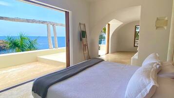 5 bedrooms, iron/ironing board, WiFi, bed sheets