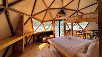 Desk, travel crib, free WiFi, bed sheets