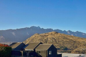 Exterior - Stone Ridge: Modern House with Lake Views (Queenstown)