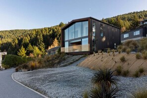 Exterior - Stone Ridge: Modern House with Lake Views (Queenstown)
