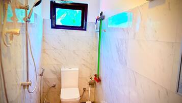 Bidet, towels