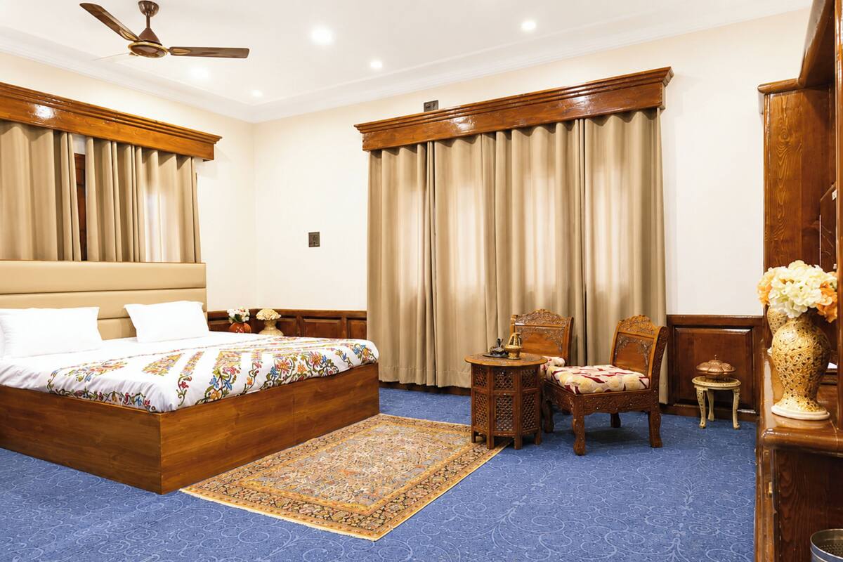 Deluxe Double Room | Peralatan tempat tidur hipoalergenik, meja, kalis bunyi, Wi-fi percuma 