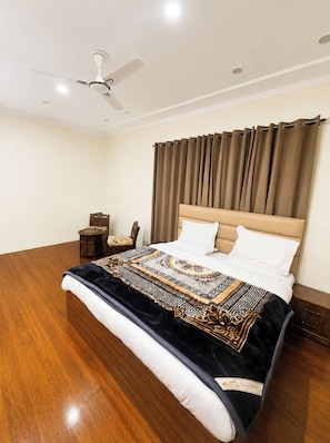 Deluxe Double Room | Hypo-allergenic bedding, desk, soundproofing, free WiFi - Hotel Taha Inn Home Comfort (Srinagar)