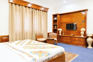 Deluxe Double Room | Hypo-allergenic bedding, desk, soundproofing, free WiFi - Hotel Taha Inn Home Comfort (Srinagar)
