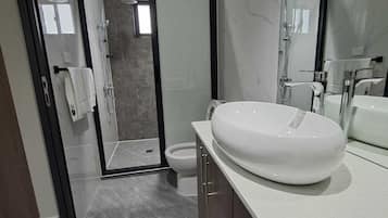 Dusche, Haartrockner, Handtücher, Seife
