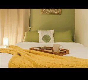 Tabla de planchar con plancha, wifi y ropa de cama 
