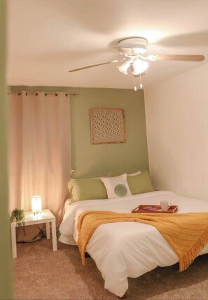 Tabla de planchar con plancha, wifi y ropa de cama 
