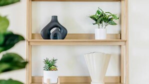 Una estantería de madera con diversos objetos decorativos.