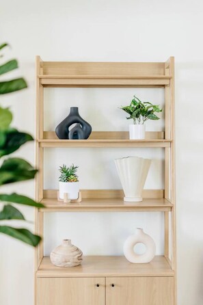 Una estantería de madera con diversos objetos decorativos.