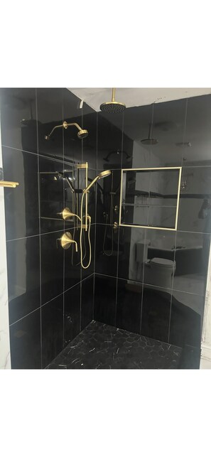 Bathroom - Elegant 3-bedroom in charming Marietta. Will provide ride to and from FIFA daily (Marietta)