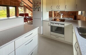Wasserkocher mit Kaffee-/Teezubehör, Kühlschrank, Geschirrspüler