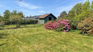Property grounds - 2 bedroom pet friendly home in Bogø By (Bogø By)