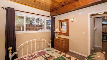 Exclusive Cabin, 2 Bedrooms, Mountain View | Individually decorated, individually furnished, laptop workspace