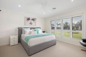 5 bedrooms, iron/ironing board, free WiFi, bed sheets - THE BEACH RETREAT (Safety Beach)