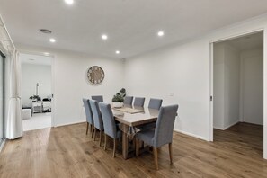 Dining - THE BEACH RETREAT (Safety Beach)