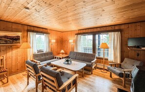 TV, fireplace - Gorgeous home in Vinstra with sauna (Vinstra)