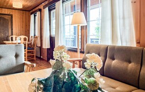 TV, fireplace - Stunning home in Vinstra with sauna (Vinstra)