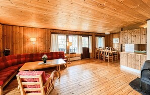 TV, fireplace - Beautiful home in Vinstra with sauna (Vinstra)