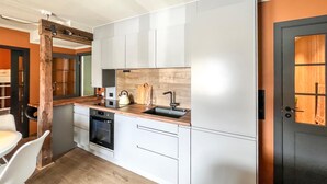 Wasserkocher mit Kaffee-/Teezubehör, Kühlschrank, Ofen, Herdplatte