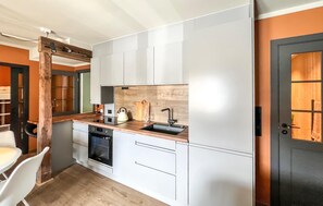 Wasserkocher mit Kaffee-/Teezubehör, Kühlschrank, Ofen, Herdplatte