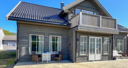 Amazing apartment in Spangereid with WiFi