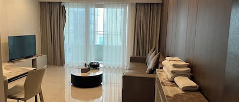 Suite Familiale, balcon, vue ville | Bureau, espace de travail pour ordinateur portable, Wi-Fi gratuit