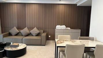 Family Suite, Balcony, City View | Dining