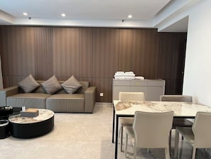 家庭套房, 陽台, 城市 景觀 | 用餐區