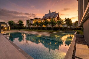Una piscina al aire libre