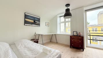 Iron/ironing board, travel cot, free WiFi