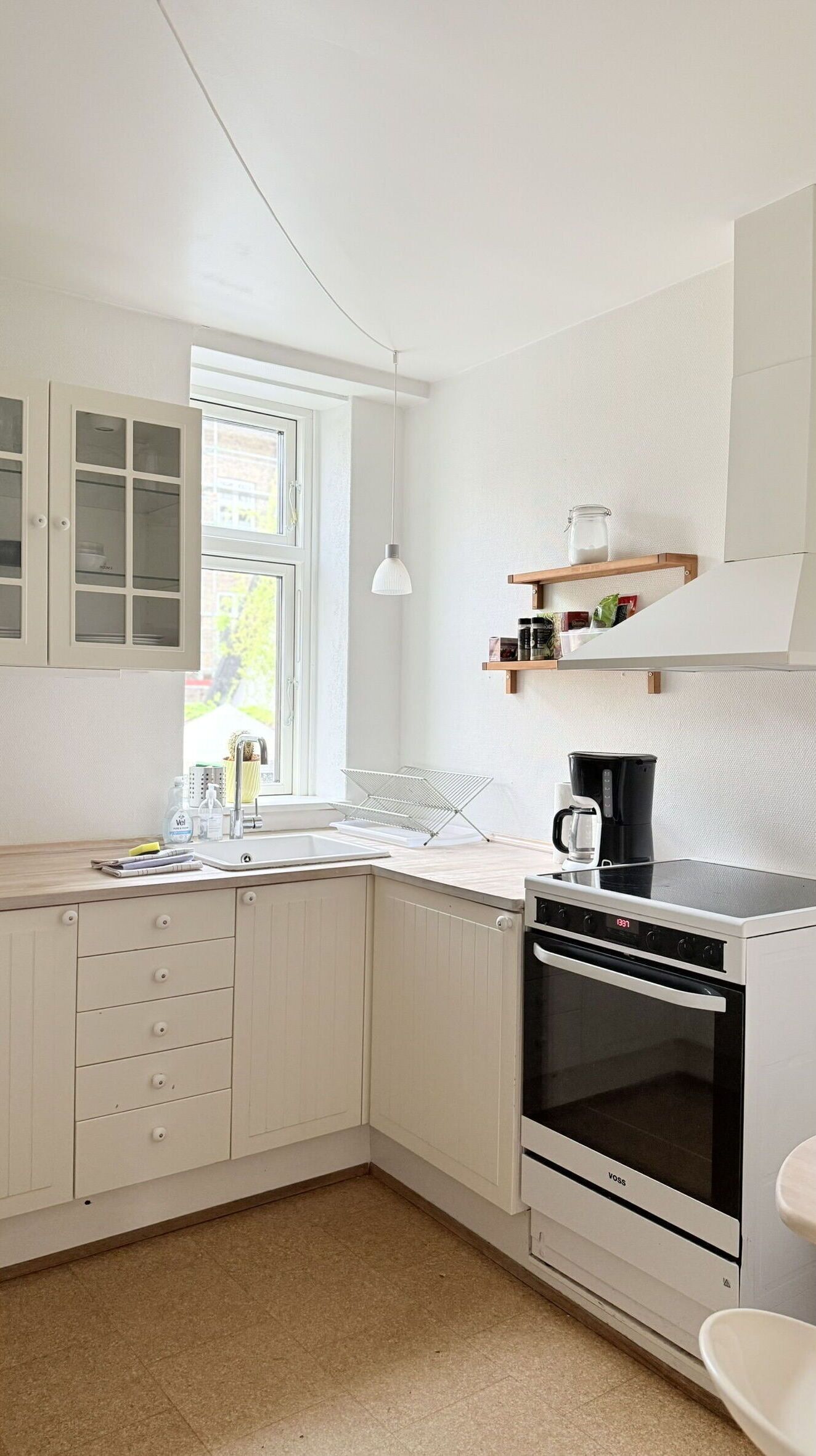 Coffee/tea maker, fridge, oven, stovetop
