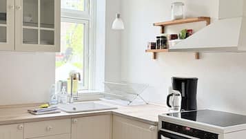 Coffee/tea maker, fridge, oven, stovetop