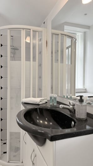 Shower, hair dryer - City Apartment in Frederiksberg with 3 bedrooms sleeps 6 (Frederiksberg)