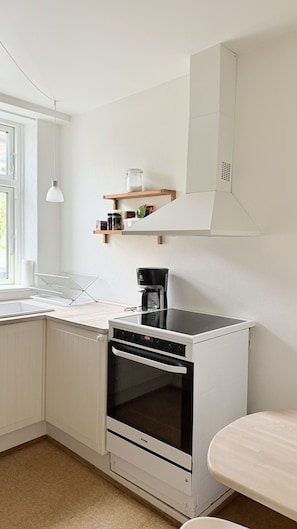 Kylskåp, ugn, spishäll och kaffe- och tebryggare