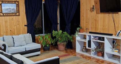 Entire House, 5,000 m²: Outdoor Grill, Air Conditioning & Starlink