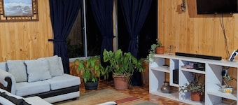 Entire House, 5,000 m²: Outdoor Grill, Air Conditioning & Starlink