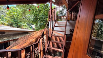 Una escalera de madera con barandillas elaboradas que conduce a un nivel superior.