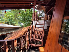 Una escalera de madera con barandillas elaboradas que conduce a un nivel superior.