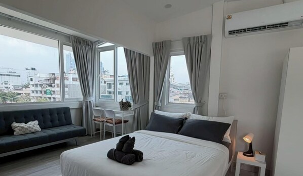 Panoramic Studio, 1 Queen Bed with Sofa bed, City View | Desk, laptop workspace, free WiFi - Prime Silom (Bangkok)