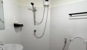 Studiolejlighed - 1 kingsize-seng med sovesofa - ikke-ryger - byudsigt | Badeværelse | Bruser, gratis toiletartikler, håndklæder, Sæbe