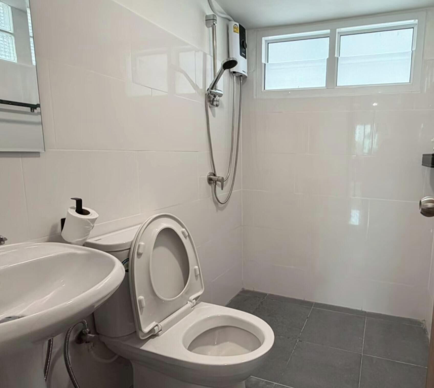 Panoramic Studio, 1 Queen Bed with Sofa bed, City View | Bathroom | Shower, free toiletries, towels, soap