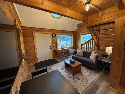 Charming Alaskan cabin in the heart of Homer -perfect for a relaxing getaway!