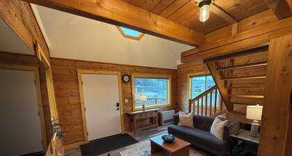 Charming Alaskan cabin in the heart of Homer -perfect for a relaxing getaway!