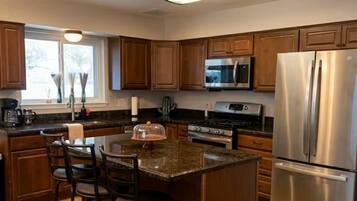 Coffee/tea maker, fridge, microwave, oven