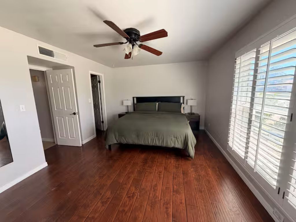 4 bedrooms, desk, iron/ironing board, WiFi (free)