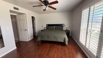 4 bedrooms, desk, iron/ironing board, WiFi (free)