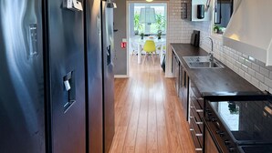 Coffee/tea maker, fridge, microwave, stovetop