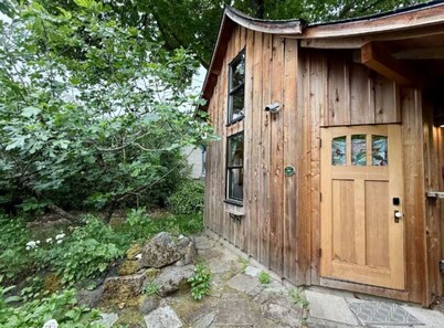 Large home in perfect Eugene location!