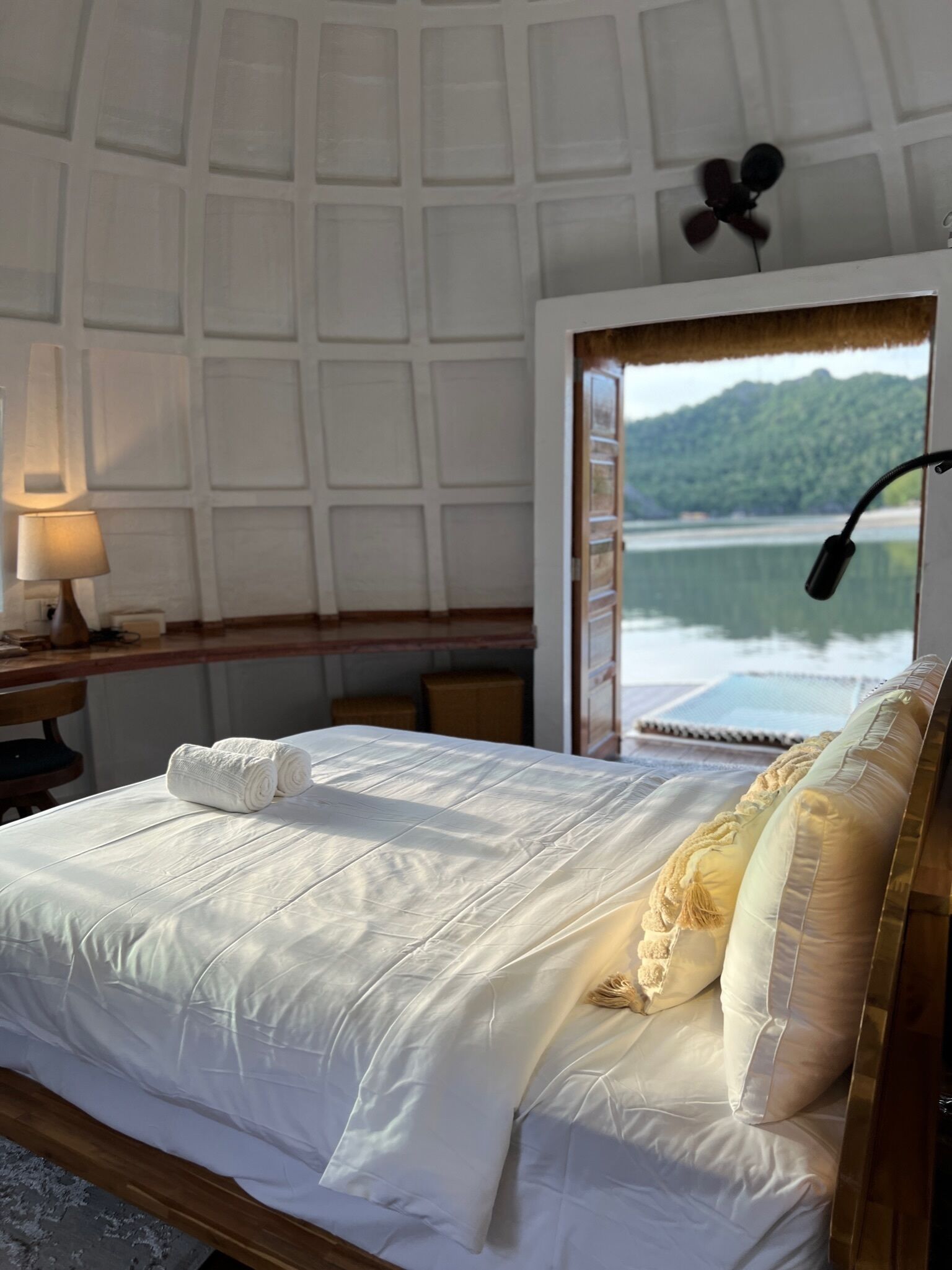 デスク、WiFi (無料)、ベッドシーツ. Coconest ONE: Floating Couple Unit Waterstay on a UNESCO Site