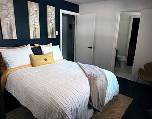 Room - Welcome to The Royal Ranch: Your Ultimate Retreat in Central Dallas! (Dallas)